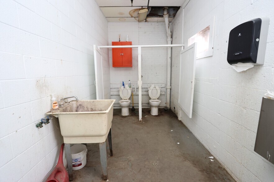 More Photos Of 202 W Livingston Ave, Crestline Warehouse For Sale