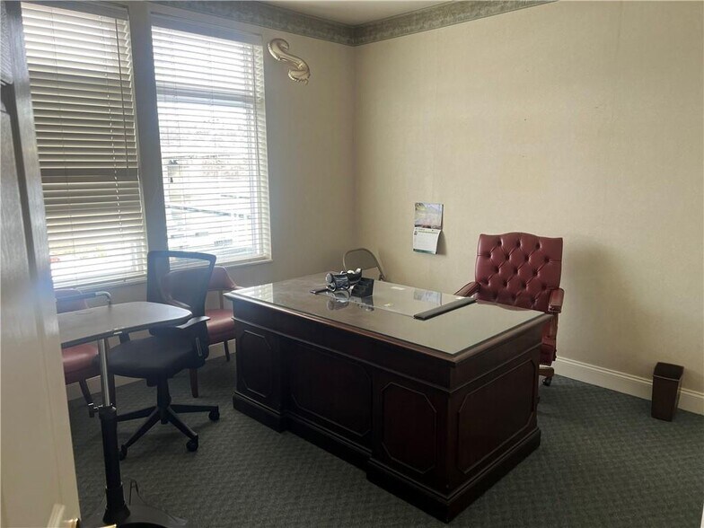 More Photos Of 93 Boundary Ln, Beaver Office For Sale