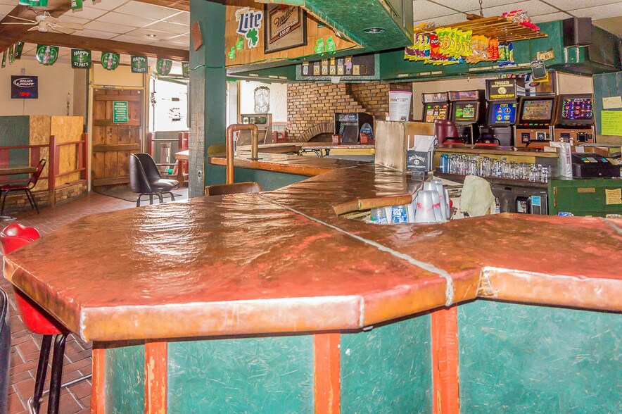 More Photos Of 318 W North Water St, New London Bar For Sale