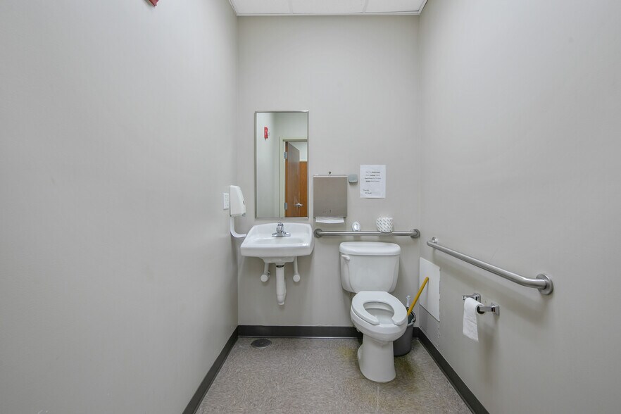 More Photos Of 6000 Ramsey St, Fayetteville Office For Sale