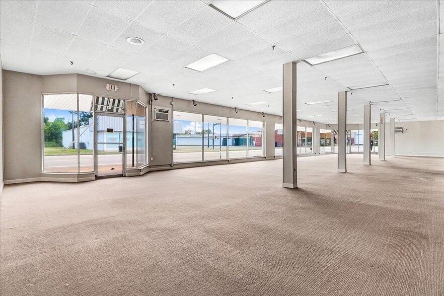 More Photos Of 501 E Market St, Smithfield Storefront For Lease