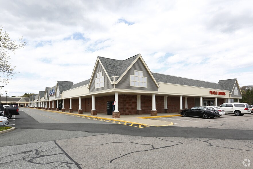 More Photos Of 113-133 Samoset St, Plymouth Storefront For Lease