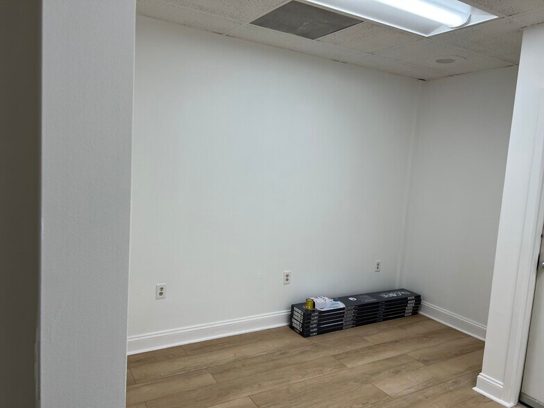 More Photos Of 100 E Pennsylvania Ave, Towson General Retail For Lease