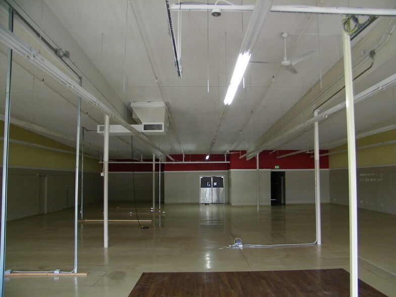 More Photos Of 603 S Fir Ave, Deer Park Supermarket For Lease