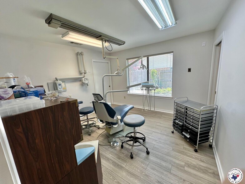 More Photos Of 901 N Kings Hwy, Wake Village Healthcare For Sale