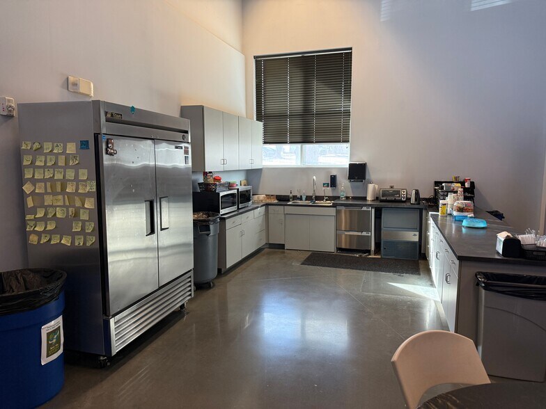 More Photos Of 801 NW Commerce Dr, Lee's Summit Flex For Sale