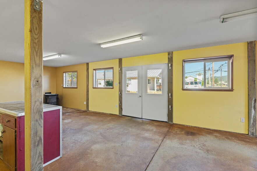 More Photos Of 100 N 7th St, Lakeside Showroom For Sale