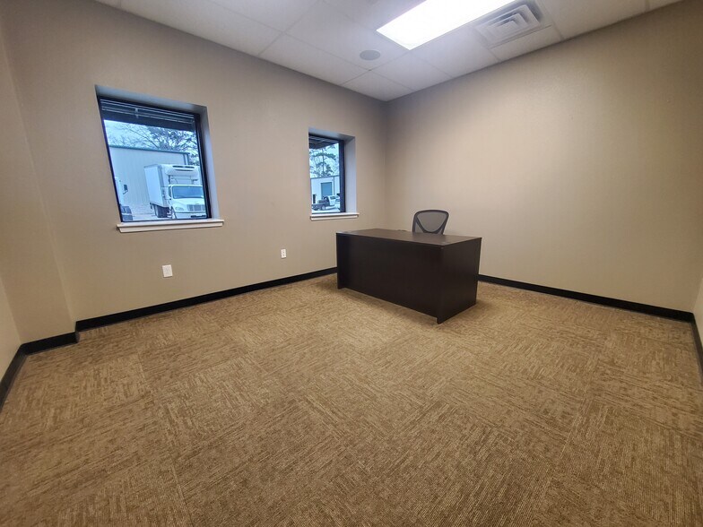 More Photos Of 2418 N Frazier St, Conroe Light Manufacturing For Lease