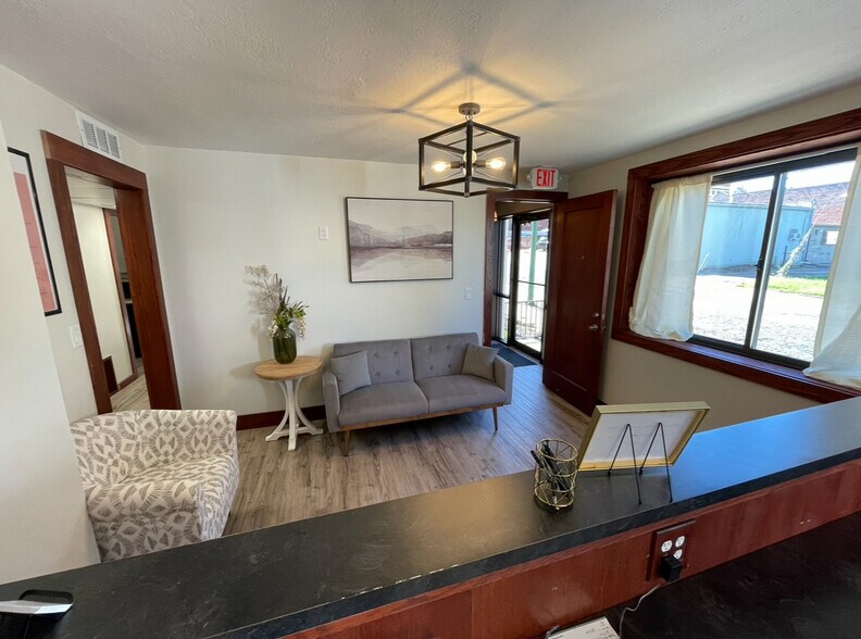 More Photos Of 116 W 19th St, Falls City Showroom For Sale