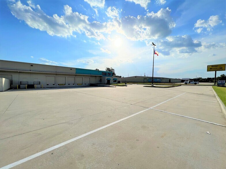 More Photos Of 21019 Spring Towne Dr, Spring Showroom For Lease