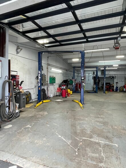More Photos Of 16001 SE Mcloughlin Blvd, Milwaukie Auto Repair For Lease