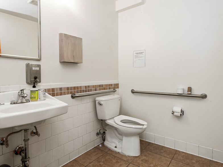 More Photos Of 4708-4710 W Magnolia Blvd., Burbank General Retail For Sale