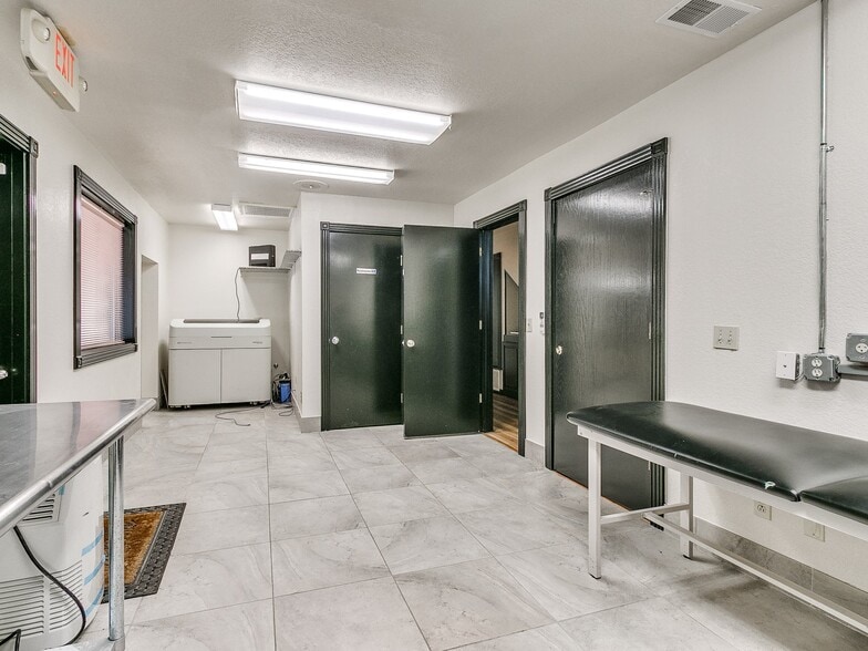More Photos Of 2124 S Shadowlake, Oklahoma City Medical For Lease
