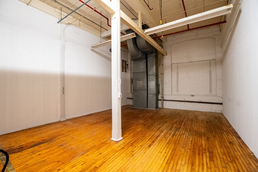 More Photos Of 110 Rue De La Rivière, Bedford General Retail For Lease