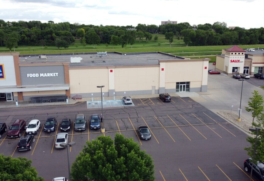 Primary Photo Of 2808 S Louise Ave, Sioux Falls Supermarket For Lease