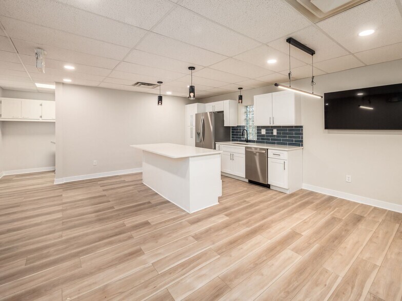 More Photos Of 750 W Broad St, Columbus Office For Sale