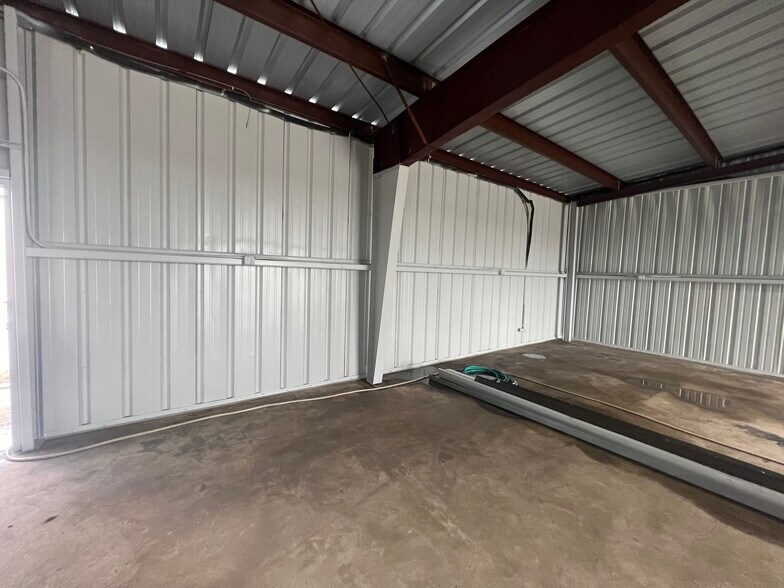 More Photos Of 6229 Dixie Dr, Houston Warehouse For Lease