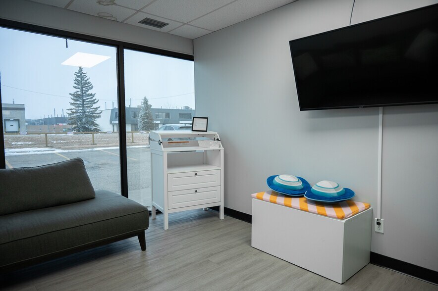 More Photos Of 2216 27th Ave NE, Calgary Flex For Lease