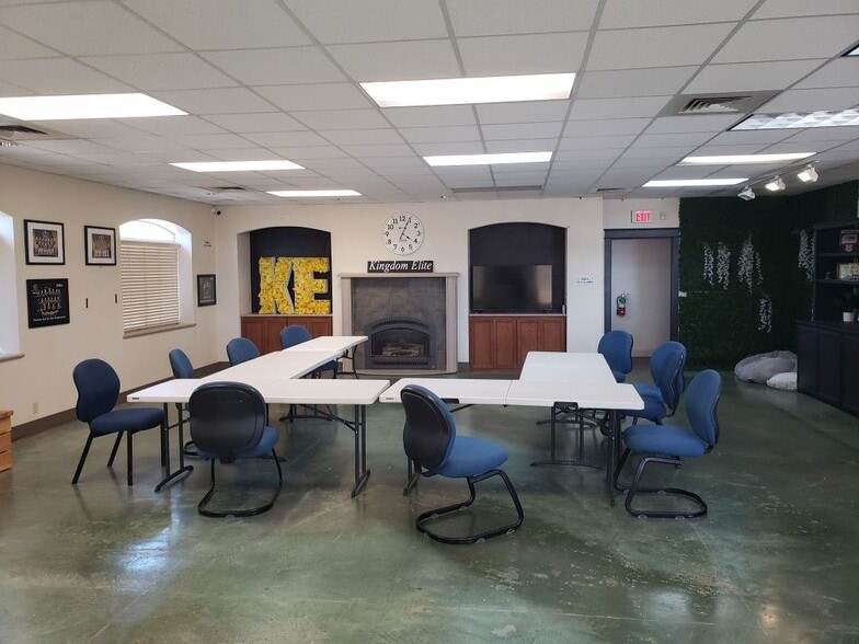 More Photos Of 2053 Laura St, Springfield Showroom For Lease