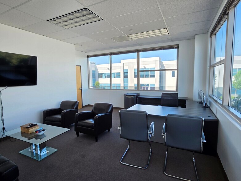More Photos Of 7555 N San Fernando Rd, Burbank Manufacturing For Lease