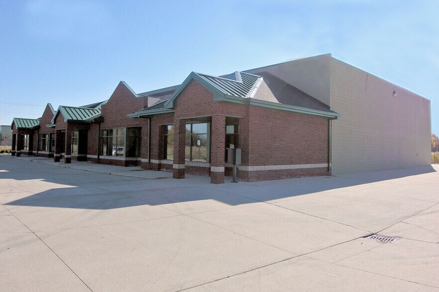 More Photos Of 10113-10115 Marine City Hwy, Ira Township Showroom For Lease