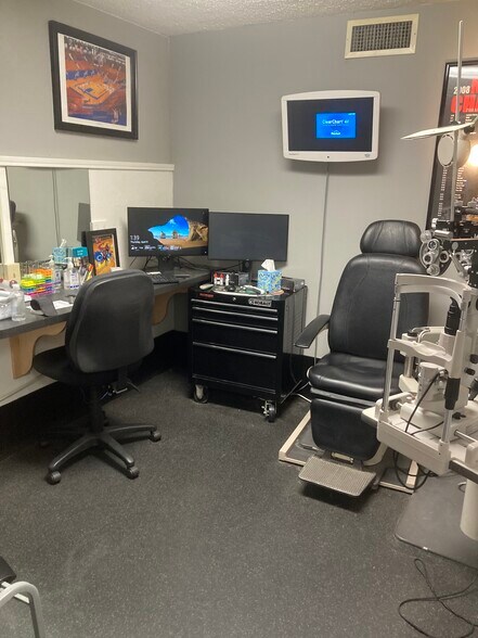 More Photos Of 935 S Iowa St, Lawrence Office For Lease