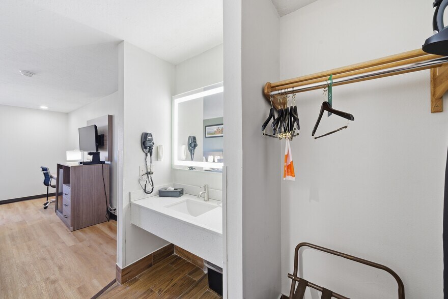 More Photos Of 626 W 1400 N, Beaver Hotel For Sale