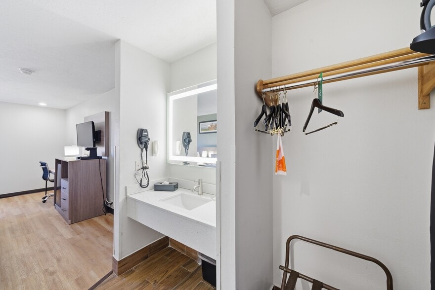 More Photos Of 626 W 1400 N, Beaver Hotel For Sale