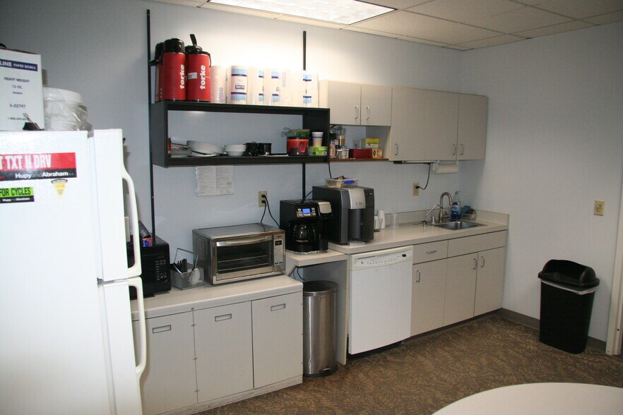 More Photos Of N28W23050 Roundy Dr, Pewaukee Office For Sale