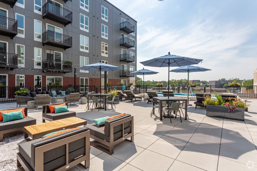 More Photos Of 1555 Ellinwood Ave, Des Plaines Apartments For Lease
