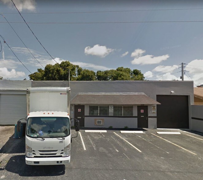More Photos Of 267-269 NE 32nd Ct, Oakland Park Warehouse For Lease