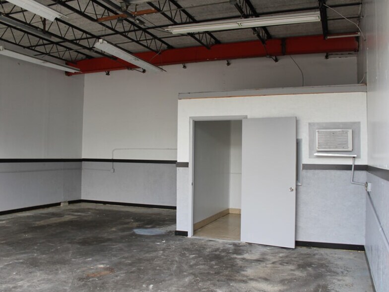 More Photos Of 104 W Seneca Ave, Tampa Flex For Lease