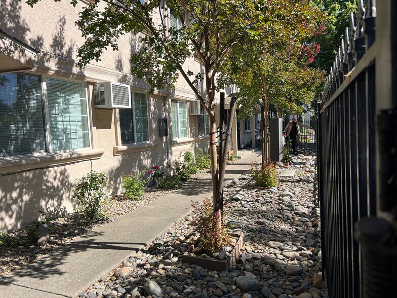 Primary Photo Of 2700 32nd St, Sacramento Multifamily For Sale