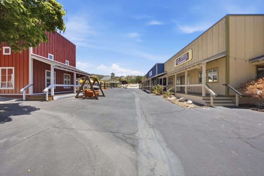 More Photos Of 28400 Stallion Springs Dr, Tehachapi Sports And Entertainment For Lease