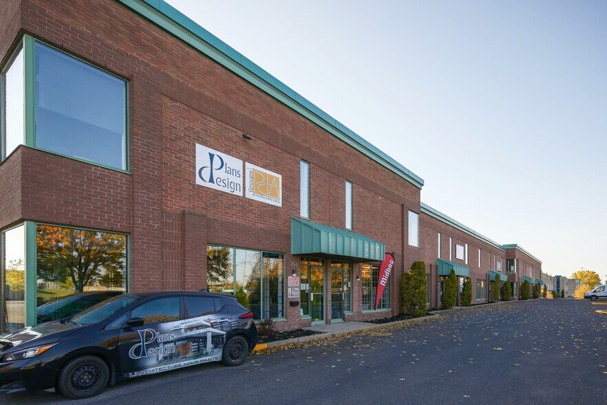 More Photos Of 874-896 Rue Jean-Neveu, Longueuil Warehouse For Lease