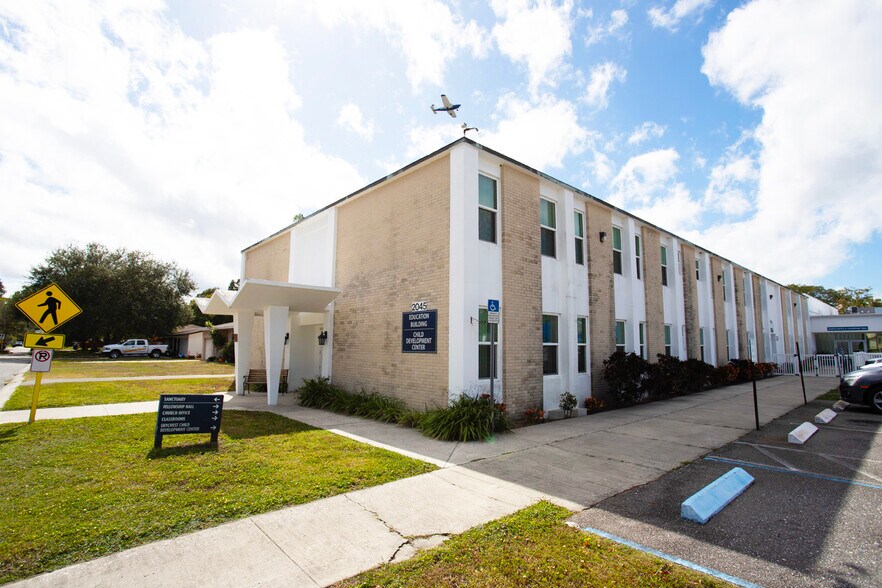 More Photos Of 2045 Drew St, Clearwater Schools For Lease