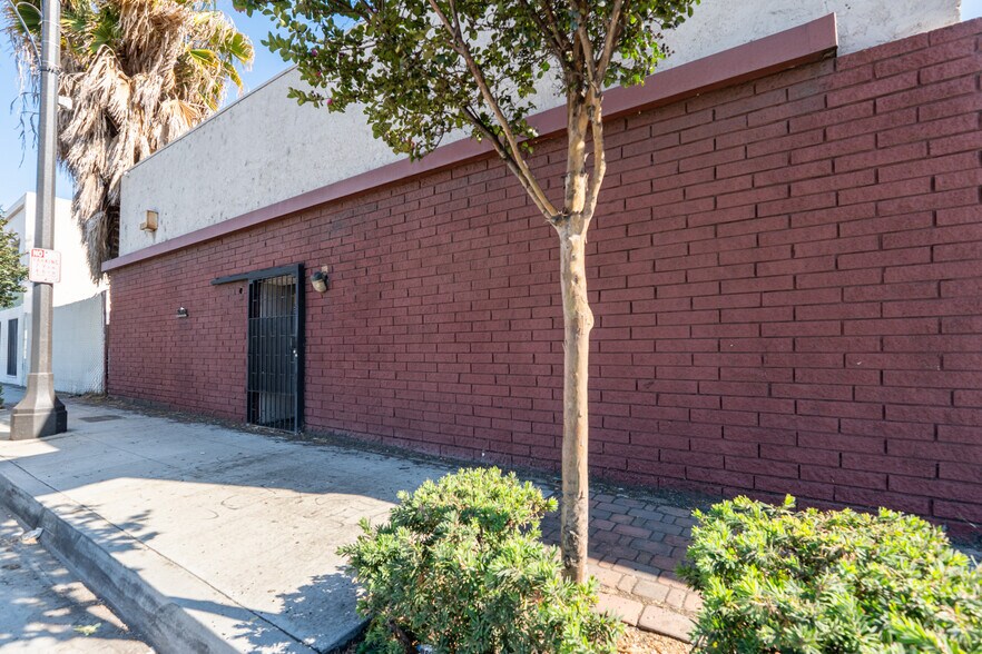More Photos Of 5261-5265 E Washington Blvd, Commerce Warehouse For Sale