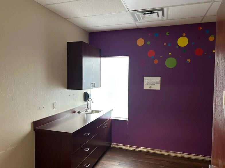 More Photos Of 247-257 S Coltrane Rd, Edmond General Retail For Lease