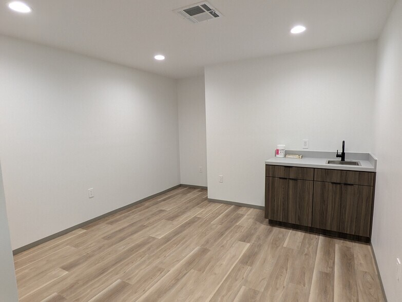 More Photos Of 6909 Grand Blvd, Houston Medical For Lease