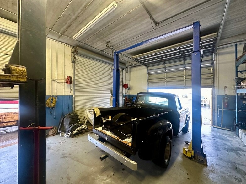 More Photos Of 1002 SE 9th St, Cape Coral Service For Sale