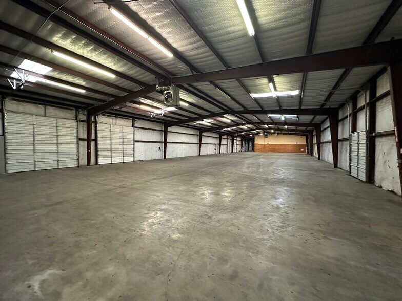 More Photos Of 13178 State Highway 110 S, Tyler Warehouse For Lease