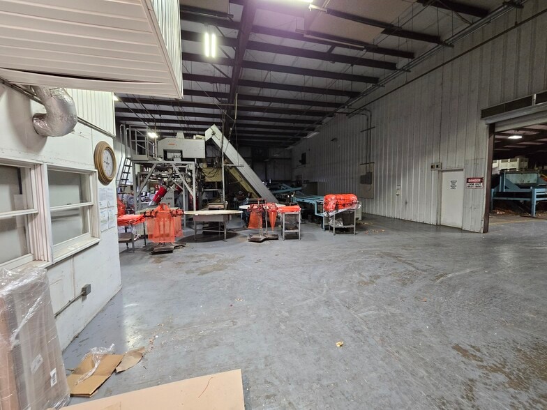 More Photos Of 11 Gurda Ln, Goshen Warehouse For Lease