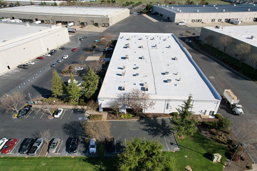 More Photos Of 3144 Venture Dr, Lincoln Warehouse For Lease