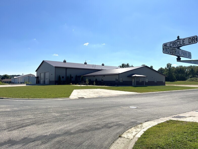 More Photos Of 170 W Circle Dr, Saint Charles Manufacturing For Sale