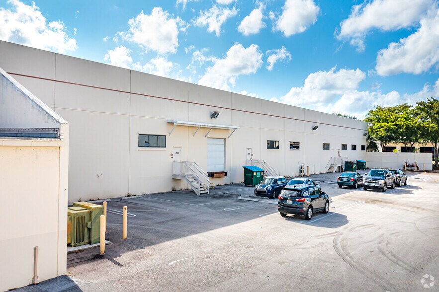 More Photos Of 2905-2989 Commerce Pky, Miramar Medical For Lease