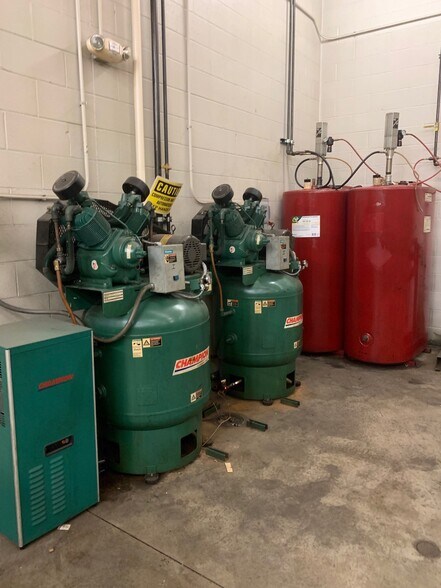 More Photos Of 7811 Southtown Crossing Blvd, Fort Wayne Auto Repair For Sale