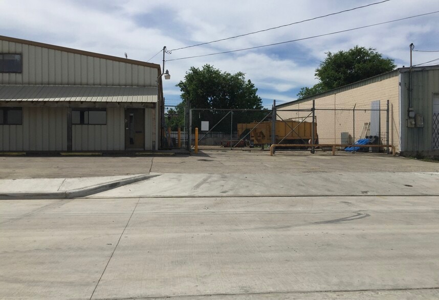 More Photos Of 3514 Copeland Dr, San Antonio Light Manufacturing For Sale