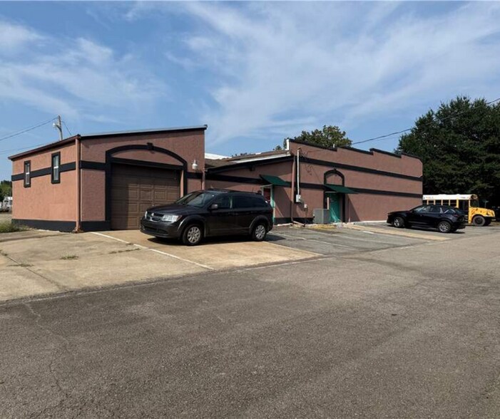 More Photos Of 208 SE Avenue 2 Ave, Atkins Office For Sale