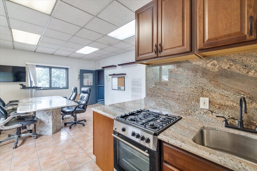 More Photos Of 456 Walker St, Fairview Flex For Lease