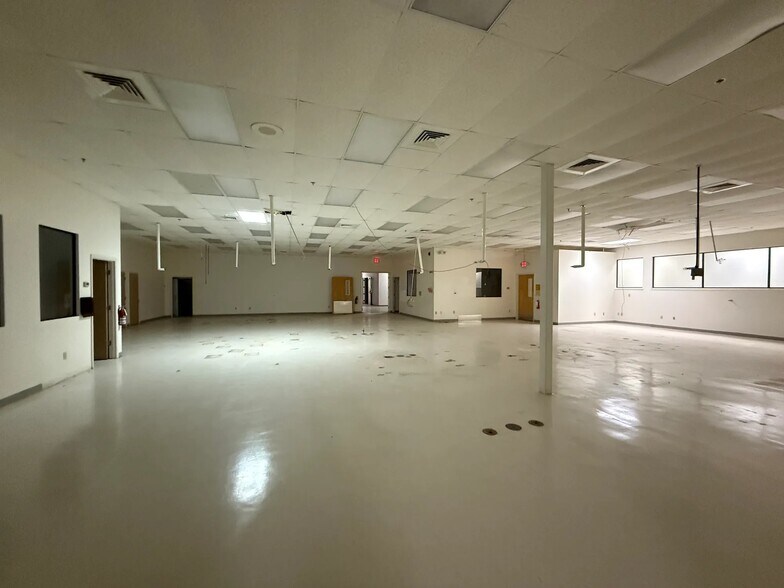 More Photos Of 7565-7575 Commerce Ct, Sarasota Flex For Sale